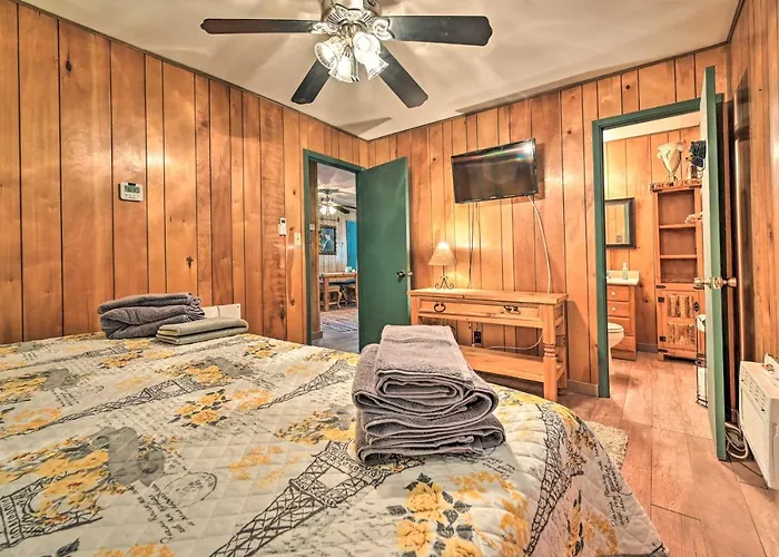 Holiday home Near Hiking Trails: Woodsy W/ Fire Pit *