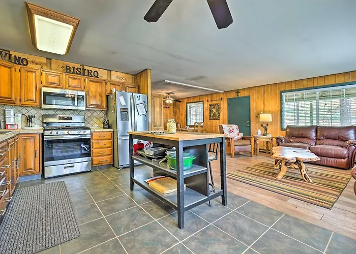 Near Hiking Trails: Woodsy W/ Fire Pit Holiday home Pine