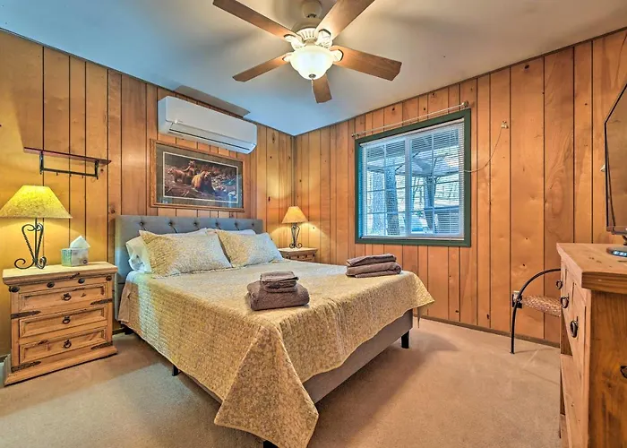 Holiday home Near Hiking Trails: Woodsy W/ Fire Pit